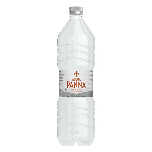 Acqua Panna Bottiglia di plastica 1,5 L e tavolata di amici che mangiano Animazione