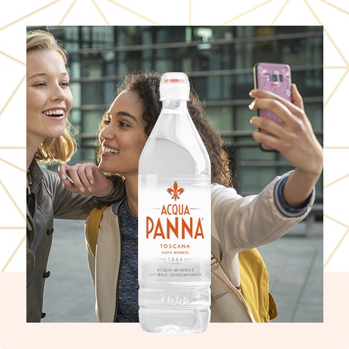 Acqua panna Bottiglia di plastica 75 cl e ragazza che scatta un selfie Animazione