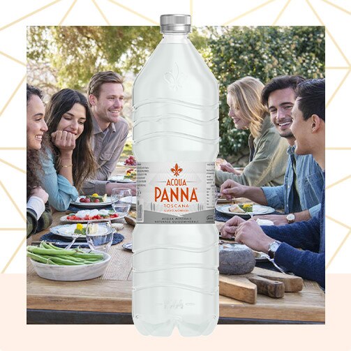 Acqua Panna Bottiglia di plastica 1,5 L e tavolata di amici che mangiano Animazione