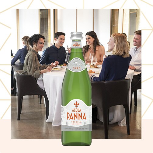 Ragazzi al ristorante con Acqua Panna Bottiglia Vetro verde 75cl