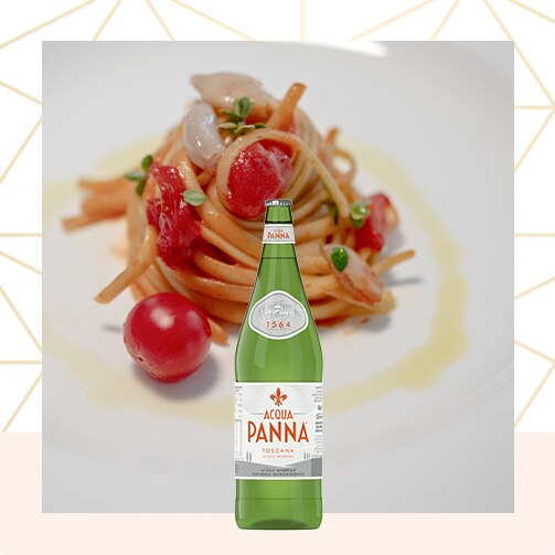 Acqua Panna Bottiglia di vetro 50 cl e piatto di pasta Animazione