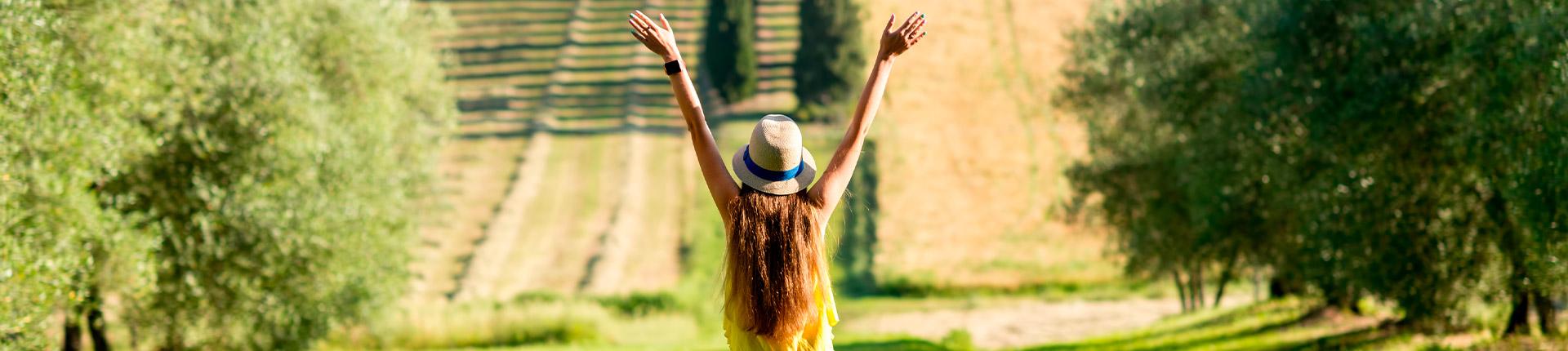 Ragazza alla scoperta delle campagne toscane
