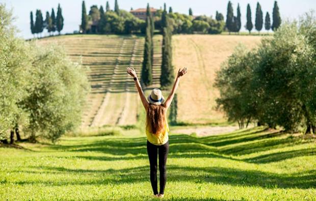 Ragazza alla scoperta delle campagne toscane
