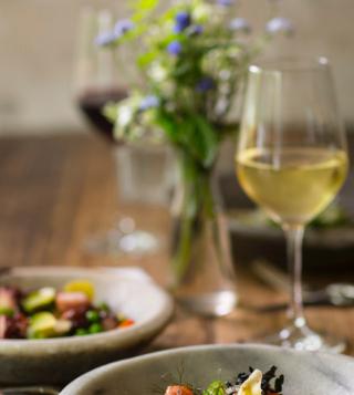 Tavola con cibo e vino