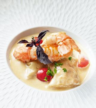 Tavola con cibo e vino