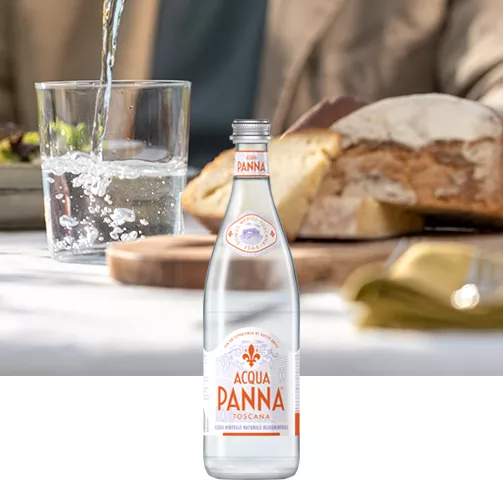 Acqua Panna Bottiglia di vetro 75 cl e Cibo su piatto Animazione