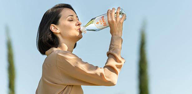 Ragazza beve Acqua Panna in Toscana CSV