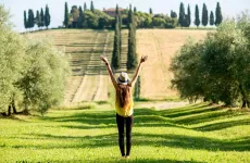 Ragazza alla scoperta delle campagne toscane