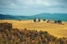 Tipiche colline ricche di colori in Toscana