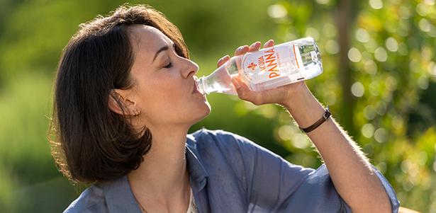 فتاة تشرب Acqua Panna في منطقة توسكانا CSV