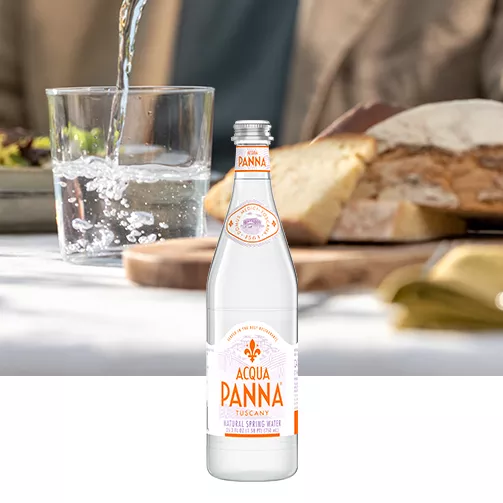 75 cl glass acqua panna pouring